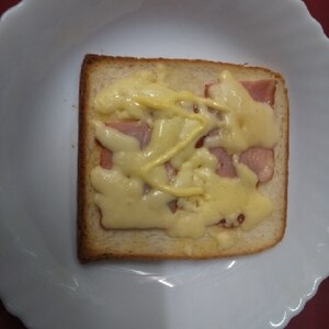 ソフトサラミとチーズのトースト